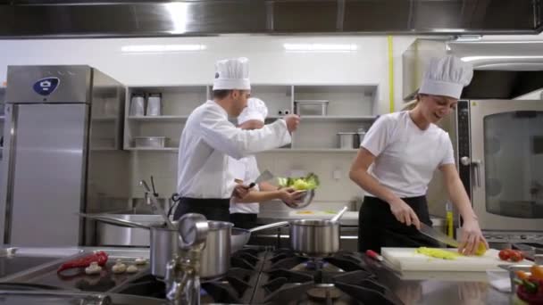 Happy Kitchen Besättningen Med Kock Sjunger Och Dansar Medan Matlagning — Stockvideo