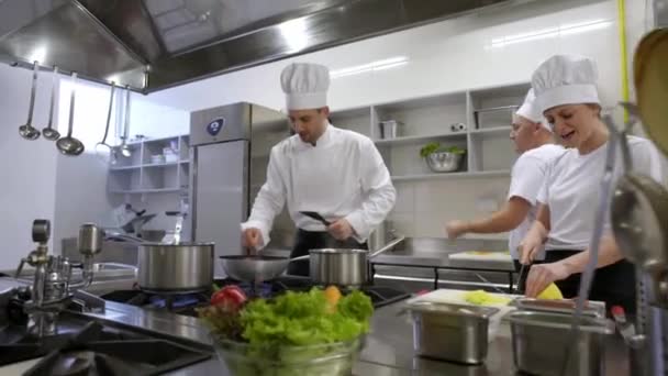 快乐的厨房工作人员与厨师唱歌和跳舞 而烹饪 — 图库视频影像
