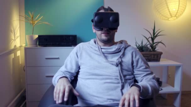Homens Saco Preguiçoso Desfrutando Casa Googles Realidade Virtual — Vídeo de Stock