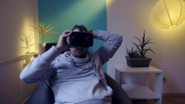 Homens Saco Preguiçoso Colocando Desfrutando Casa Óculos Realidade Virtual — Vídeo de Stock
