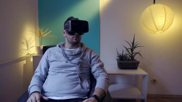 Männer Faulen Taschen Die Sich Anziehen Und Hause Virtual Reality — Stockvideo