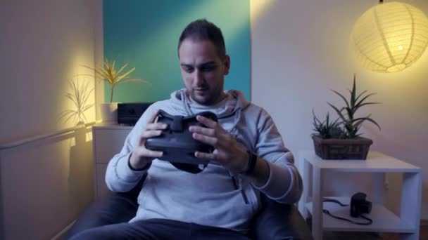 Чоловіки Лінивій Сумці Знімають Насолоджуються Вдома Окулярах Віртуальної Реальності — стокове відео