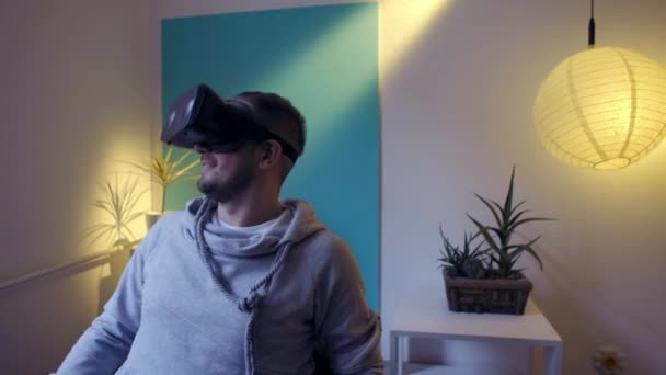 Hombres Bolso Perezoso Despegar Disfrutar Casa Realidad Virtual Googles — Vídeo de stock