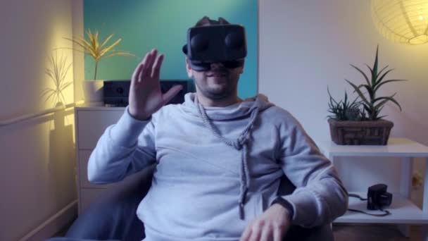 Homens Saco Preguiçoso Decolando Desfrutando Casa Óculos Realidade Virtual — Vídeo de Stock