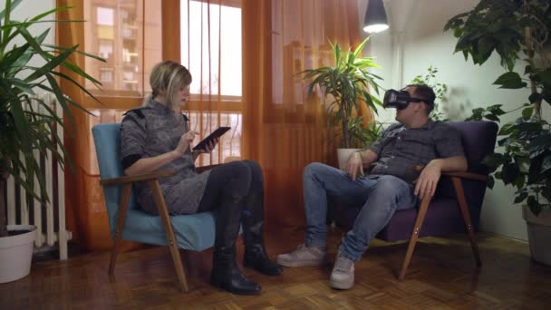 Мужчина Женщина Дома Спорят Спорят Очках Виртуальной Реальности — стоковое видео
