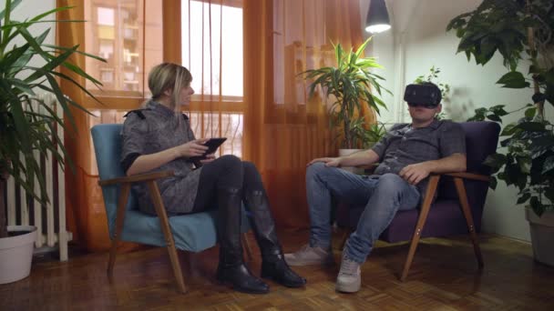 Homem Mulher Casa Discutindo Lutando Sobre Óculos Realidade Virtual — Vídeo de Stock