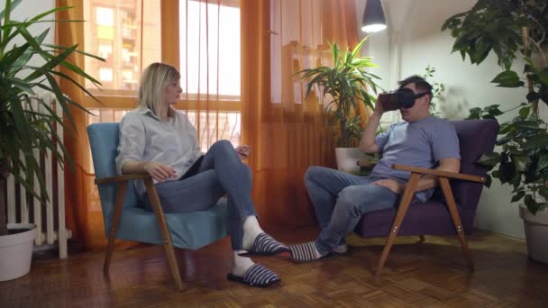 Man Och Kvinna Moderna Fåtöljer Dela Och Njuta Virtuell Verklighet — Stockvideo