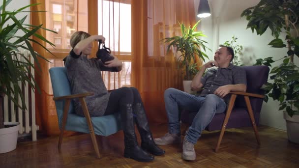 Homem Mulher Poltronas Modernas Compartilhando Desfrutando Óculos Realidade Virtual Casaolhando — Vídeo de Stock