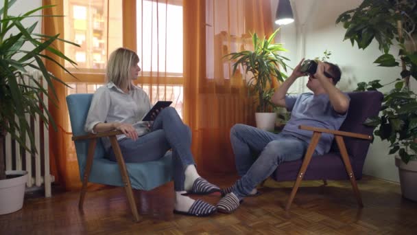 Homem Mulher Poltronas Modernas Compartilhando Desfrutando Óculos Realidade Virtual Casaolhando — Vídeo de Stock