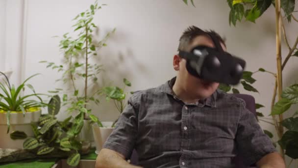 Mann Verletzt Sich Mit Virtual Reality Brille Hals — Stockvideo