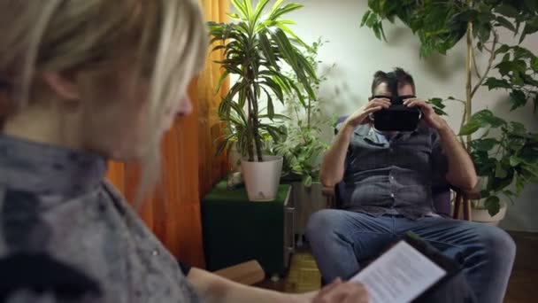 Mann Verletzt Sich Mit Virtual Reality Brille Hals Frau Liest — Stockvideo