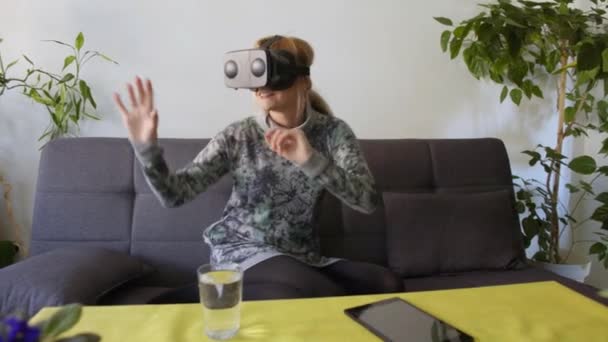 Mujer Casa Disfrutando Gafas Realidad Virtual Sofamirando Alrededor Utilizando Gestos — Vídeo de stock