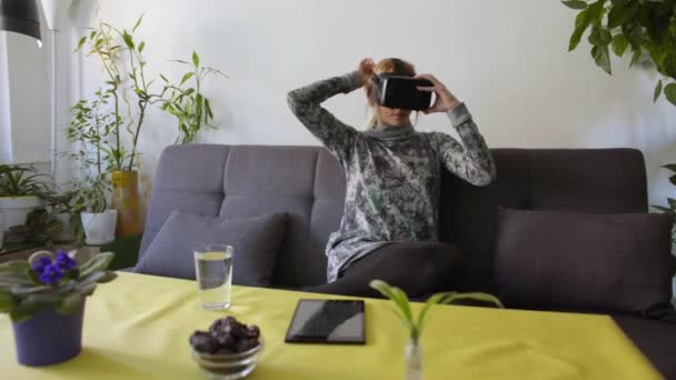 Mujer Casa Disfrutando Gafas Realidad Virtual Sofamirando Alrededor Utilizando Gestos — Vídeo de stock