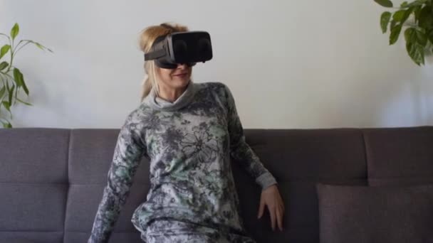 Donna Casa Spaventata Con Occhiali Realtà Virtuale Sul Divano Guardarsi — Video Stock