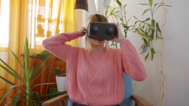 Mulher Camisola Rosa Casa Aproveitando Uso Óculos Realidade Virtual Poltrona — Vídeo de Stock