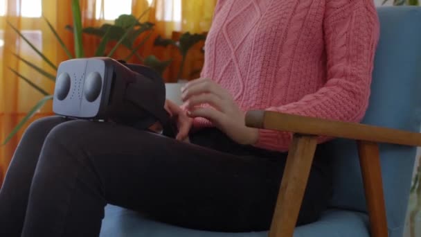 Mujer Suéter Rosa Casa Disfrutando Usando Gafas Realidad Virtual Sillón — Vídeo de stock