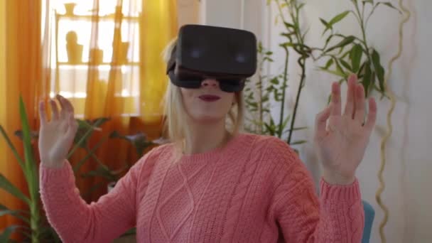 Woman Pink Sweater Home Enjoying Using Virtual Reality Goggles Modern — Stock Video