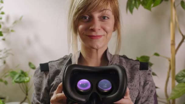 Jeune Femme Mettre Des Lunettes Réalité Virtuelle Dans Caméra — Video