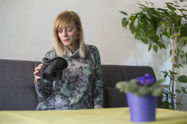 Femme Maison Profiter Lunettes Réalité Virtuelle Sur Canapé Regardant Autour — Photo