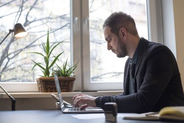 laptop notebook kağıtları telefon ile pencere siyah masasının notlar alarak Office çalışma iş adamı