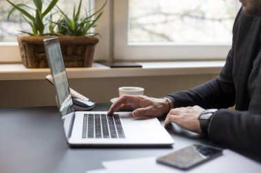 laptop notebook kağıtları telefon ile pencere siyah masasının notlar alarak Office çalışma iş adamı