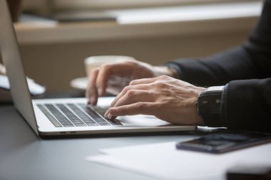 laptop notebook kağıtları telefon ile pencere siyah masasının notlar alarak Office çalışma iş adamı