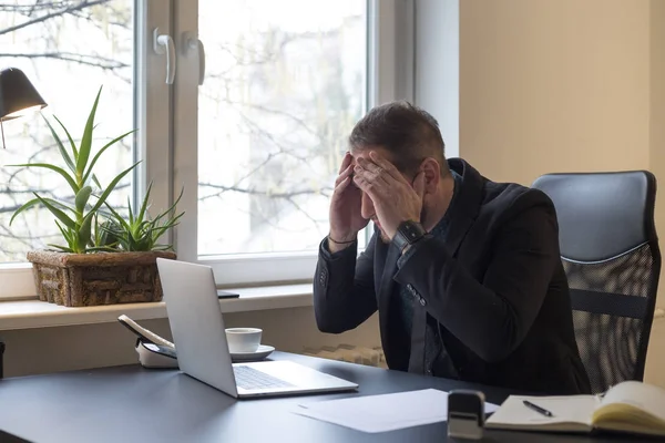 Zakenman Die Laptop Kantoor Maken Telefoontje Nerveus Boos Door Zwarte — Stockfoto