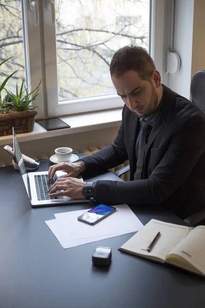 Affärsman Som Arbetar Laptop Office Tar Anteckningar Svart Fönsterbord Med — Stockfoto