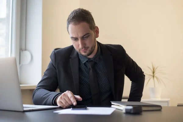 Affärsman Kontoret Skicka Meddelanden Med Mobiltelefon Leende Svart Fönsterbord Med — Stockfoto