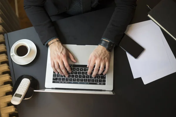 Homem Negócios Trabalhando Laptop Escritório Tomando Notas Por Janela Mesa — Fotografia de Stock