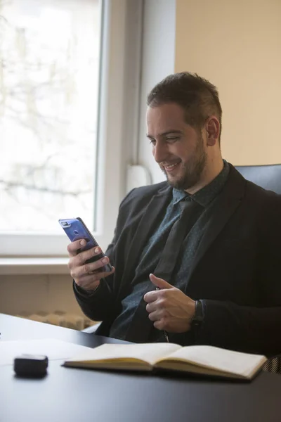 Бизнесмен Офисе Отправляет Сообщения Мобильного Телефона Улыбается Через Окно Черный — стоковое фото