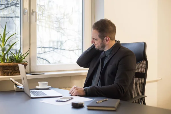 Affärsman Som Arbetar Laptop Office Hals Sårad Svart Fönsterbord Med — Stockfoto