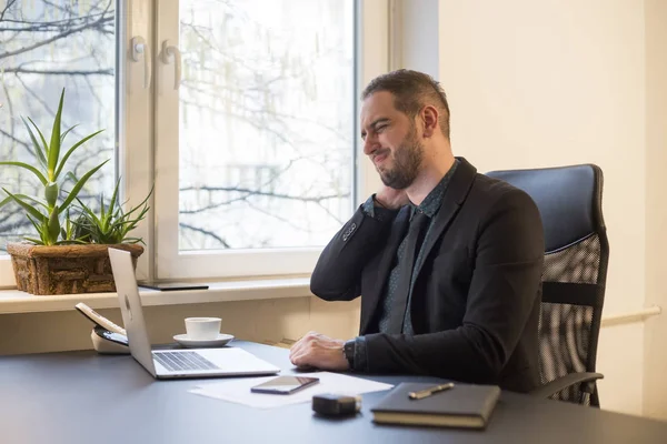 Affärsman Som Arbetar Laptop Office Hals Sårad Svart Fönsterbord Med — Stockfoto