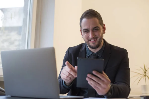 Affärsman Som Arbetar Laptop Office Tar Anteckningar Tablett Svart Fönsterbord — Stockfoto