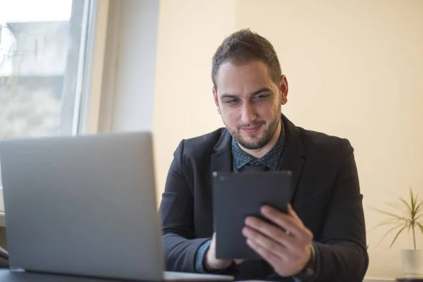 Affärsman Som Arbetar Laptop Office Tar Anteckningar Tablett Svart Fönsterbord — Stockfoto