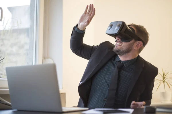 Επιχειρηματίας Ολοκληρώσει Την Εργασία Του Και Λήψη Εικονικής Πραγματικότητας Γυαλιά — Φωτογραφία Αρχείου