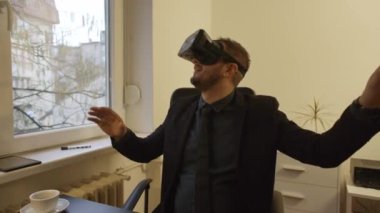 sanal gerçeklik gözlükleri alarak işadamı workby pencere siyah tablo için defter kağıtları telefon Vr icra ile kurumsal devam.