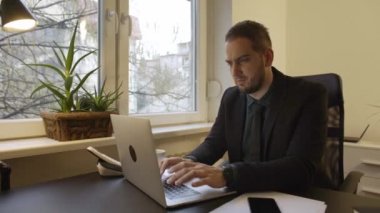 üzerinde office gözleri siyah pencere tablo tarafından zarar içinde laptop dizüstü bilgisayar kağıtları telefon icra ile kurumsal iş adamı