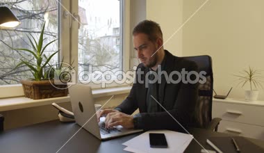 laptop bir kravat pencere siyah tablosuna göre defter kağıtları telefon icra ile kurumsal sabitleme ofiste çalışan iş adamı