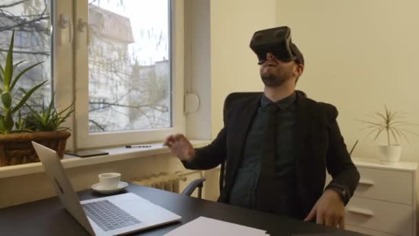 Podnikatel Sundala Brýle Virtuální Reality Nadále Ebtp Okno Černé Tabulky — Stock video