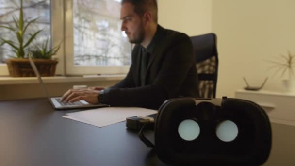 オフィス仮想現実で働くビジネスマン ゴーグル ノートブック紙電話 社長と Himby ウィンドウ黒テーブルを待っています — ストック動画