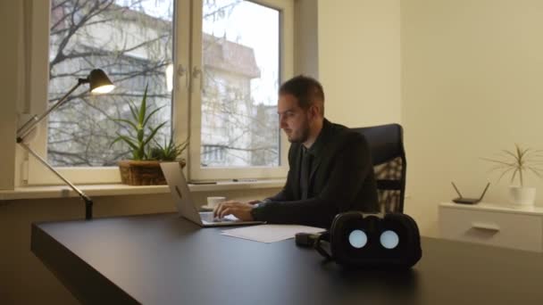 オフィス仮想現実で働くビジネスマン ゴーグル ノートブック紙電話 社長と Himby ウィンドウ黒テーブルを待っています — ストック動画