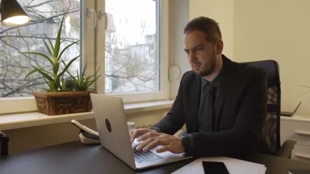 Affärsman Som Arbetar Laptop Office Ögon Sårad Svart Fönsterbord Med — Stockvideo