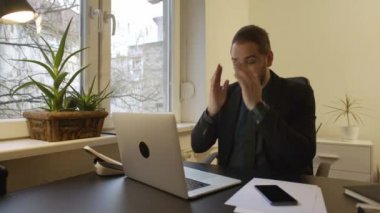 office baş laptop dizüstü bilgisayar kağıtları telefon migren icra ile kurumsal pencere siyah tablo tarafından çalışma iş adamı