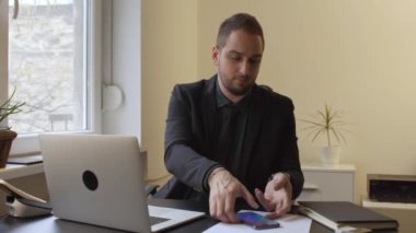 laptop pencere siyah tablo defter kağıtları telefon yönetici şirket ile telefon görüşmesi yapma ofiste çalışan iş adamı