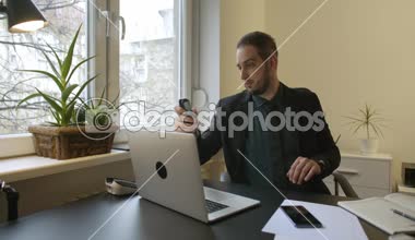 laptop pencere siyah tablo defter kağıtları telefon yönetici şirket ile sinirli ve öfkeli telefon görüşmesi yapma ofiste çalışan iş adamı