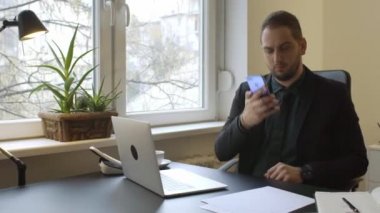 laptop pencere siyah tablo defter kağıtları telefon yönetici şirket ile sinirli ve öfkeli telefon görüşmesi yapma ofiste çalışan iş adamı