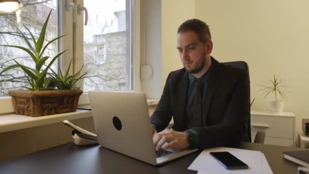 Geschäftsmann Arbeitet Laptop Büro Reparatur Einer Krawatte Durch Fenster Schwarzer — Stockvideo