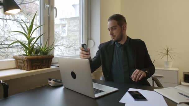 Uomo Affari Che Lavora Laptop Ufficio Facendo Telefonate Nervose Arrabbiate — Video Stock