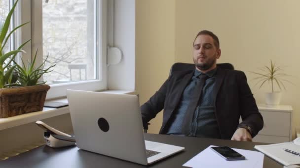 Бізнесмен Працює Ноутбуці Офісі Роблячи Телефонний Дзвінок Нервовим Сердитим Через — стокове відео